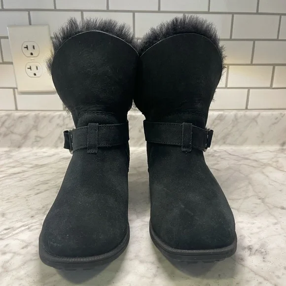 NWOT UGG Women’s Bodie Snow Boots, Black, Size 8, Never worn
S/N #1103469 - Picture 2 of 8